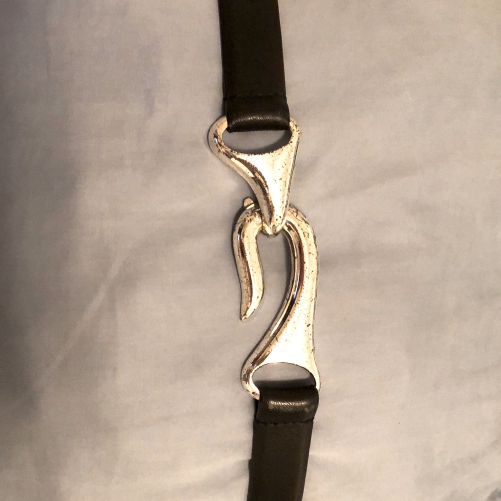 Chico’s stylish adjustable black belt w/silver